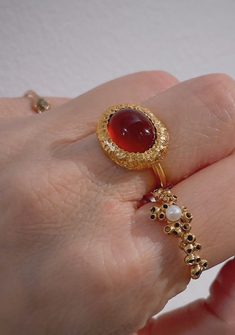 OVAL RING BRASS（K18GP） GARNET ¥27,500 CELL RING BRASS（K18GP） PEARL ¥16,500